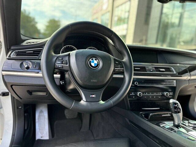 Срочная продажа авто BMW 740Li фото 4