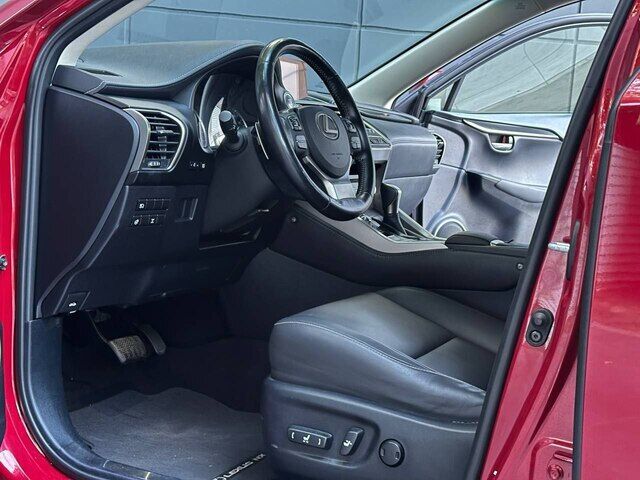 Срочная продажа авто Lexus NX300 фото 4