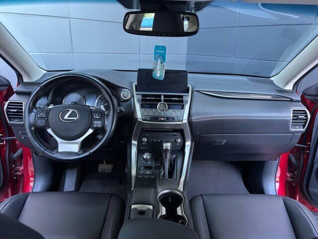 Срочная продажа авто Lexus NX300 фото 2