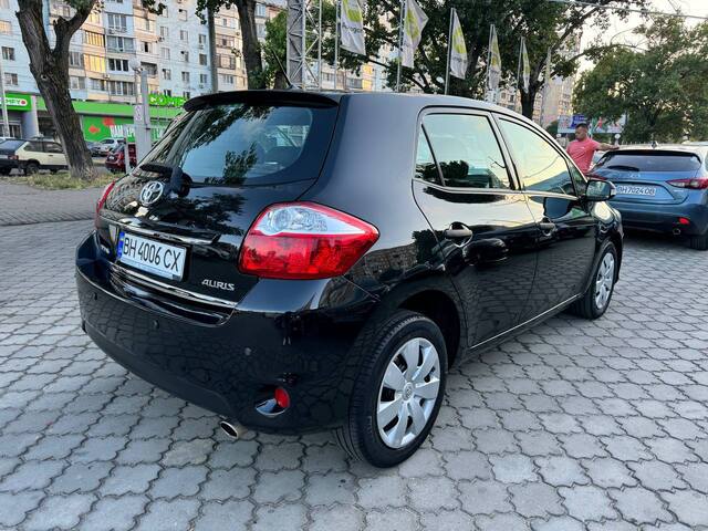 Срочная продажа авто Toyota Auris фото 6