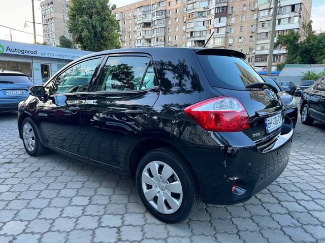 Срочная продажа авто Toyota Auris фото 3