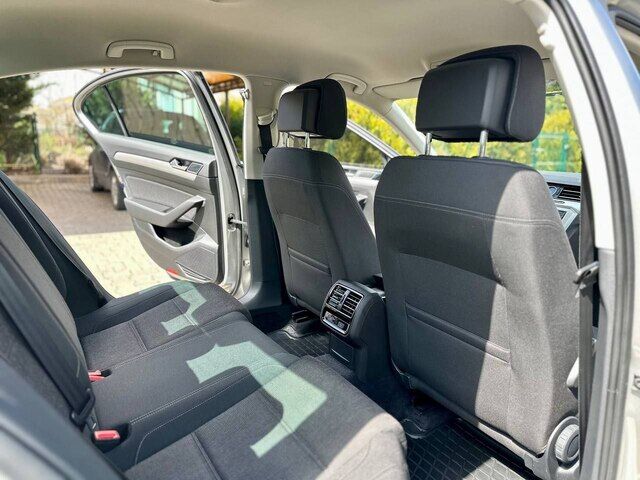 Срочная продажа авто Volkswagen Passat B8 фото 4
