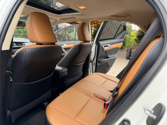 Срочная продажа авто Lexus CT200H фото 4