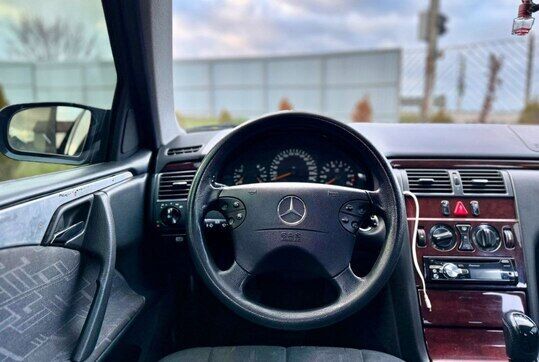 Срочная продажа авто Mercedes-Benz E-Class фото 2