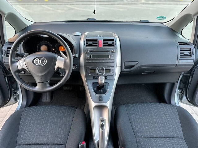 Срочная продажа авто Toyota Auris фото 4