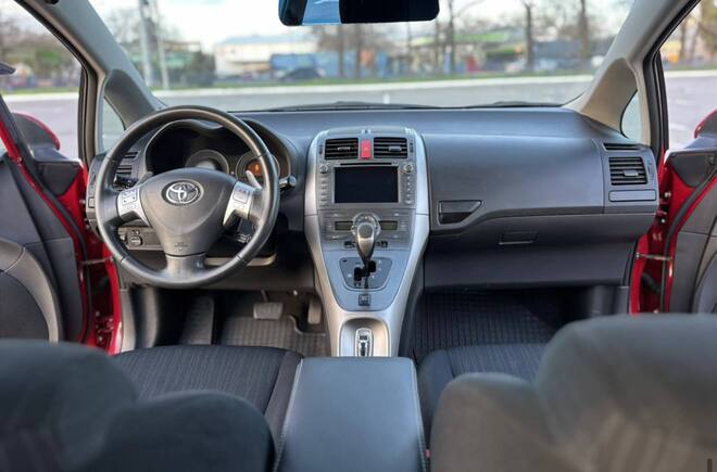 Срочная продажа авто Toyota Auris фото 6
