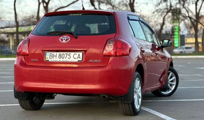 Срочная продажа авто Toyota Auris фото 3