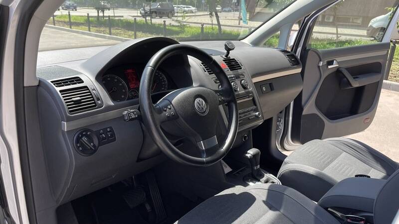 Срочная продажа авто Volkswagen Touran фото 9