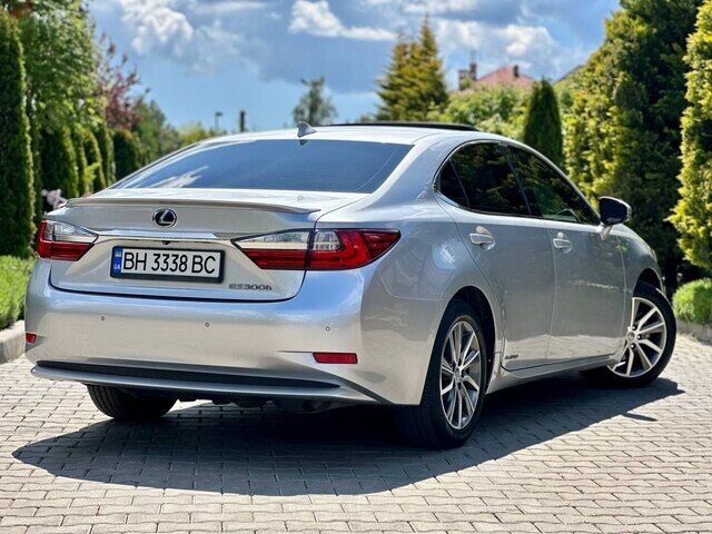 Срочная продажа авто Lexus ES 300h фото 7