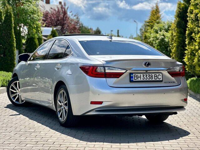 Срочная продажа авто Lexus ES 300h фото 4