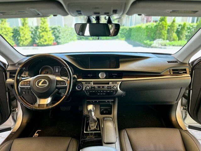 Срочная продажа авто Lexus ES 300h фото 3
