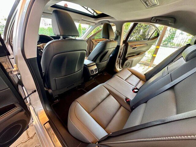 Срочная продажа авто Lexus ES 300h фото 2
