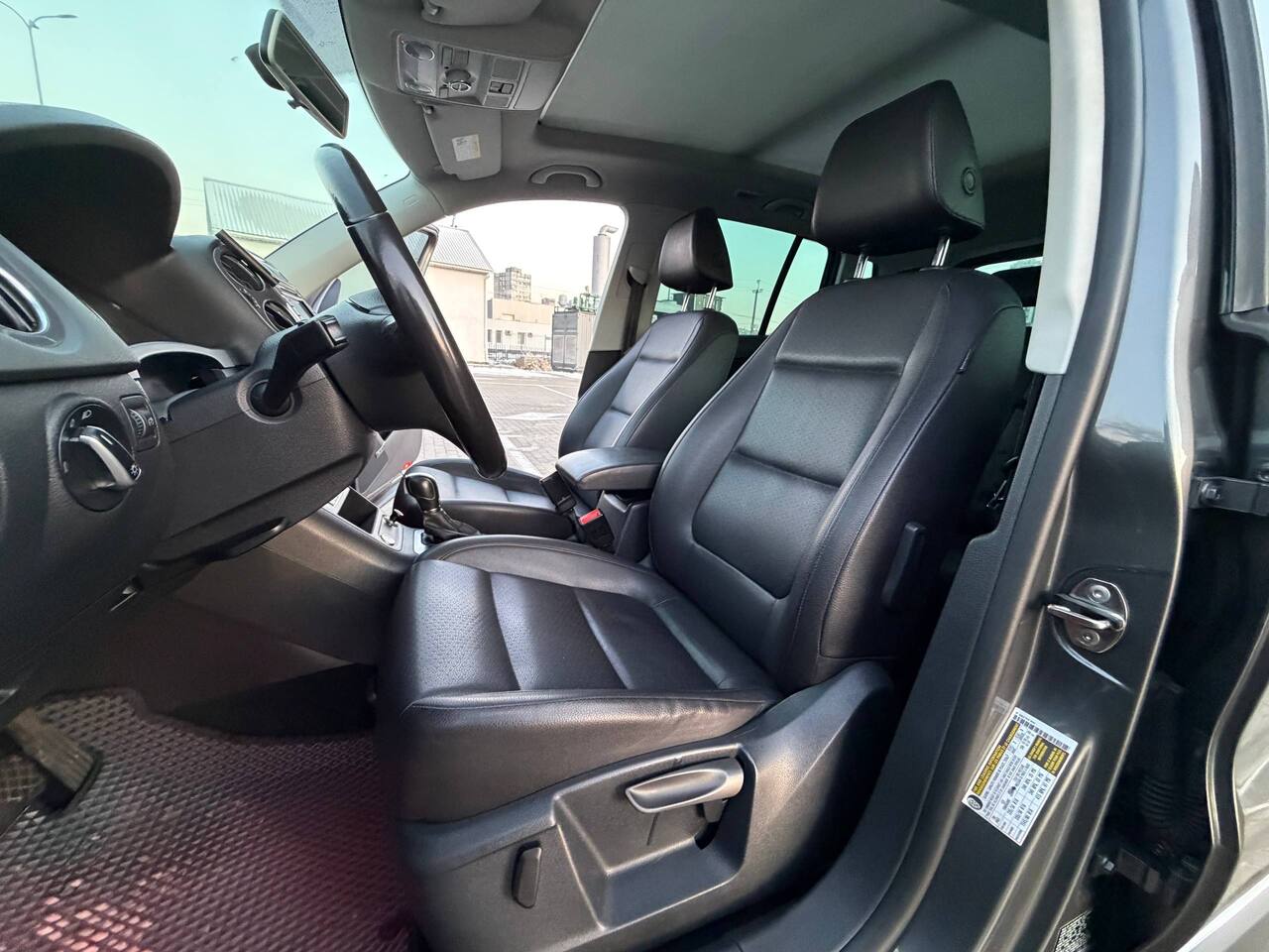 Срочная продажа авто Volkswagen Tiguan фото 7