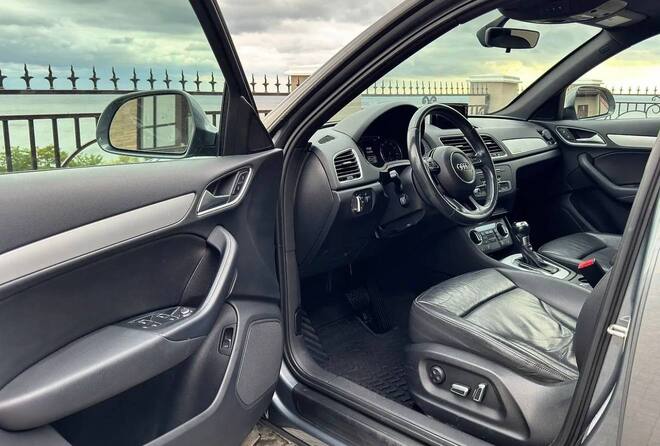 Срочная продажа авто Audi Q3 фото 4