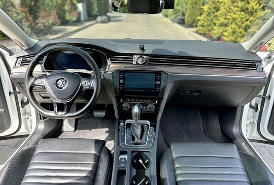 Срочная продажа авто Volkswagen Passat B8 фото 2
