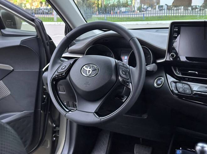 Срочная продажа авто Toyota C-HR фото 5