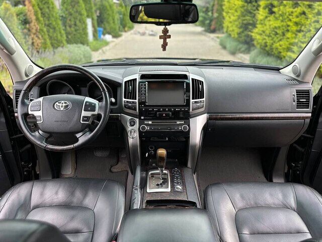 Срочная продажа авто Toyota Land Cruiser 200  фото 3