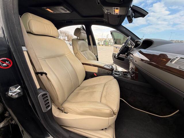 Срочная продажа авто BMW 7 Series 750i фото 5
