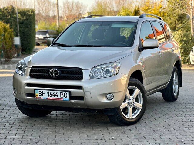 Срочная продажа авто Toyota RAV4 фото 1