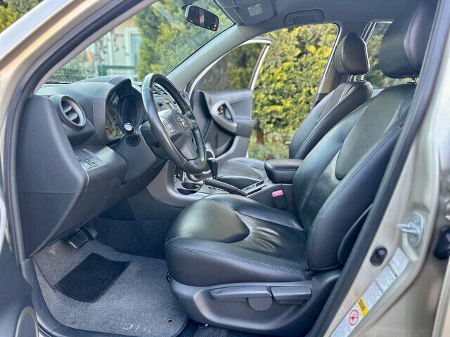 Срочная продажа авто Toyota RAV4 фото 4