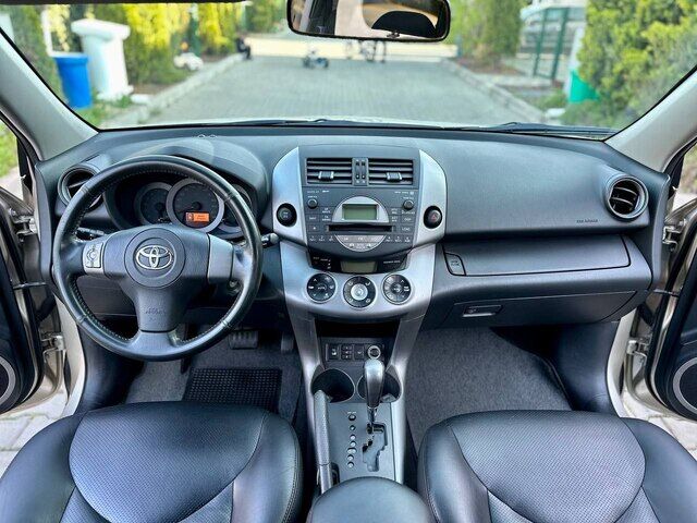 Срочная продажа авто Toyota RAV4 фото 2